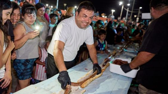 La municipalidad de Las Heras utilizó más de 800 kilos de chorizo y 300 kilos de pan y logró crear el choripán más grande del país.&nbsp; 