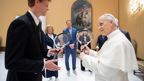 El Papa León XIV es un seguidor del tenis y recibió en El Vaticano a la raqueta número Uno del Mundo, el&nbsp; tenista italiano Jannik Sinner.