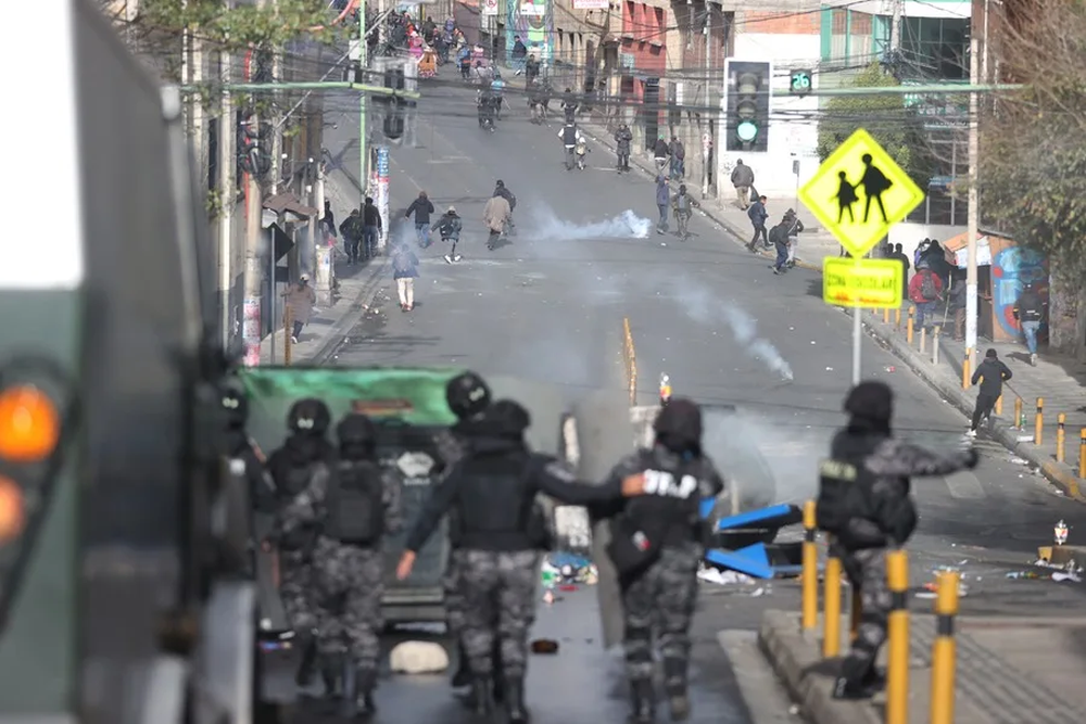 Integrantes de la Policía de Bolivia se enfrentan con manifestantes durante una protesta para exigir la renuncia del presidente Rodrigo Paz.