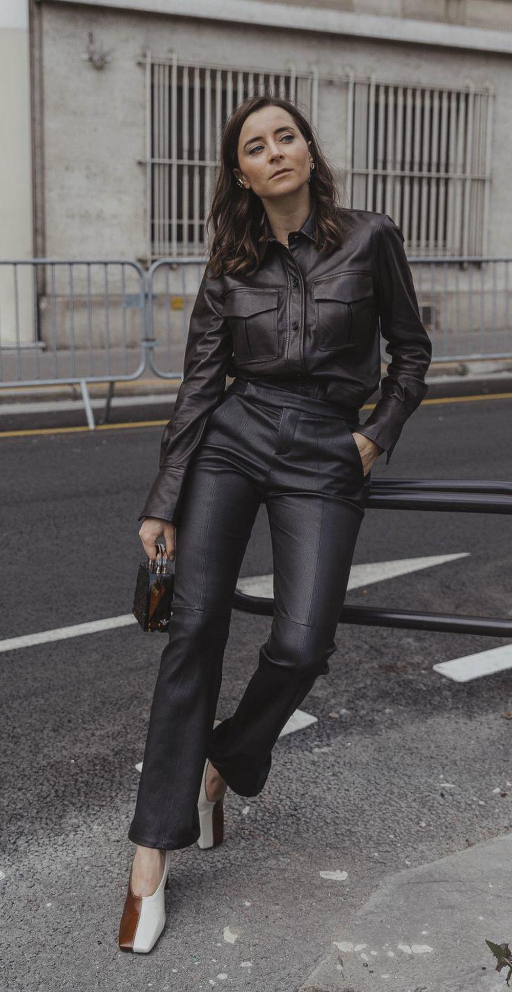 Camisa de cuero: la prenda que se adapta al día y la noche y será tendencia este 2025.