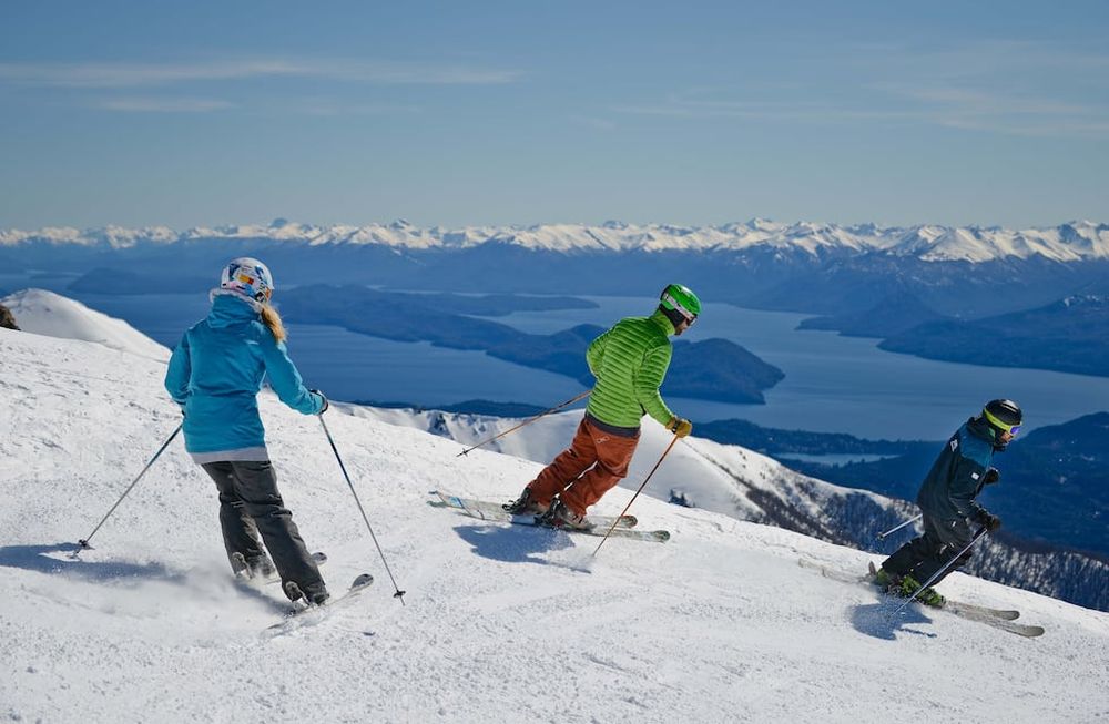 Este invierno, Cerro Catedral ofrece una nueva área de aprendizaje llamada Playpark, pensada para quienes quieren hacer sus primeros pasos en los deportes de nieve. Foto: Prensa Bariloche.