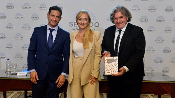 Presentación del proyecto de ley de Código de Protección a Consumidores y Usuarios de José Luis Ramón y Anabel Fernández Sagasti junto al secretario de Comercio, Matías Tombolini. Foto: Prensa Fernández Sagasti