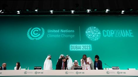 Los Andes | El presidente de la COP28, Sultan al-Jaber, en el centro, el director general de la COP28, Adnan Amin, en el centro a la izquierda, y el jefe de las Naciones Unidas para el Clima, Simon Stiell, a la izquierda, asisten a una sesión plenaria de balance en l