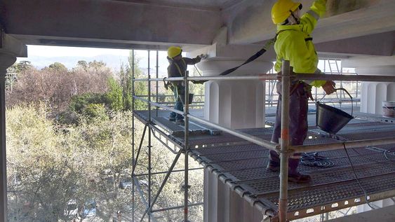 Por primera vez en más de 60 años, le realizan una inédita restauración al edificio del Palacio Judicial . Foto: Orlando Pelichotti / Los Andes.