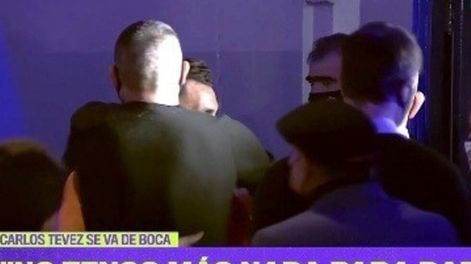 El emotivo abrazo entre Juan Román Riquelme y Carlitos Tévez.