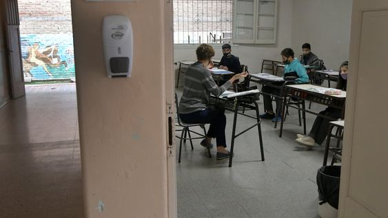 Mendoza. 07 marzo de 2021     SociedadContinuan las Clases presenciales en las escuelas,y colegios del gran mendoza.En la Escuela Infanta Mercedes se preparan para acomodar las clases virtualesFoto: Orlando Pelichotti / Los Andes