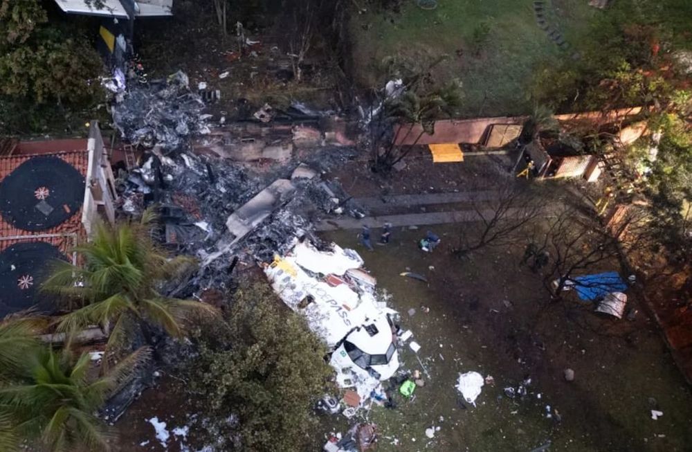 Fotografía aérea del sitio donde se accidentó un avión de la aerolínea Voepass este viernes, en Vinhedo (Brasil). EFE/ Isaac Fontana