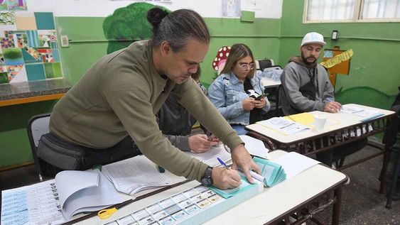 Elecciones PASO en 7 departamentos de la provincia de Mendoza.Presidente y fiscales de mesa en la escuela Justo José de Urquiza del departamento de Maipú, organizan urna, boleta única y dejar todo en condiciones para que los ciudadanos de Maipú puedan ingresar a votarFoto:José Gutierrez / Los Andes