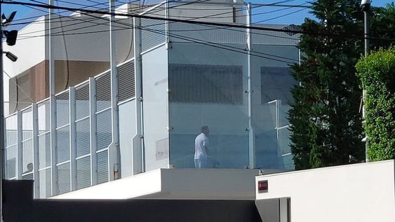 LIONEL MESSI, DE BLANCO, JUGÓ AL PÁDEL CON LUIS SUÁREZ EN SU CASA. // Gentileza: @SANCHEZBERGER LIONEL MESSI, DE BLANCO, JUGÓ AL PÁDEL CON LUIS SUÁREZ EN SU CASA. // Gentileza: @SANCHEZBERGER
