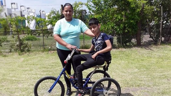 Nair Adaro y su mamá ya disfrutan de una bicicleta inclusiva, que fue donada luego de que personas solidarias conocieran a través de Los Andes el caso de varios chicos de La Paz que las necesitaban.