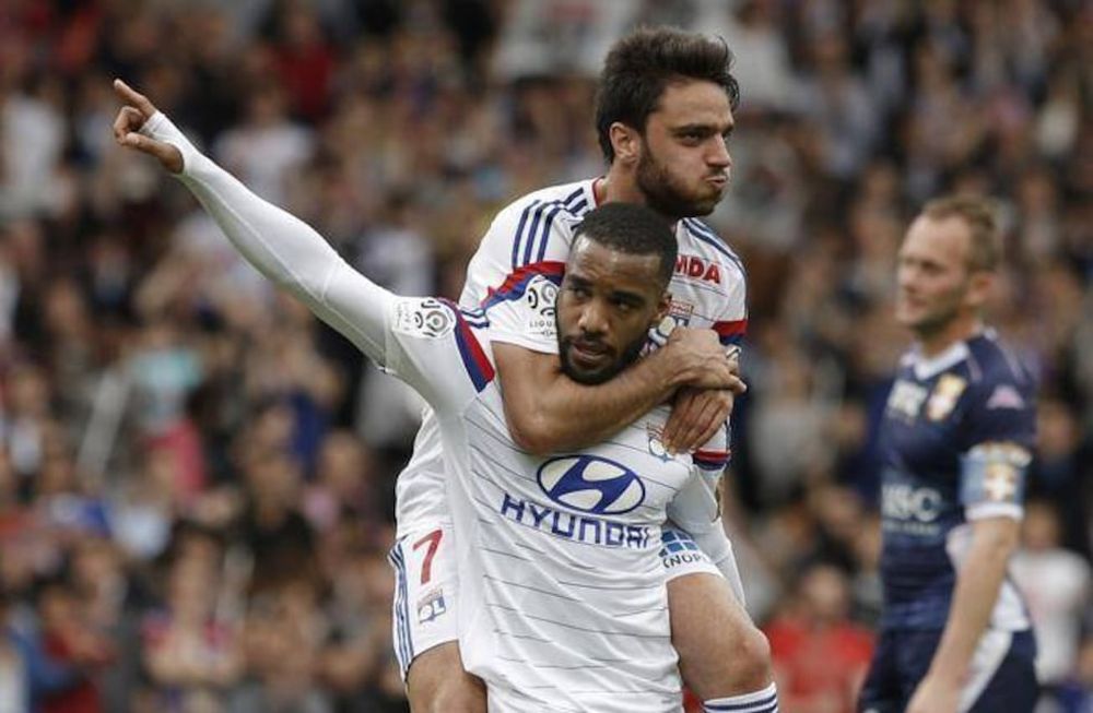 Olympique Lyon venció a Evian y alcanzó a PSG en la punta