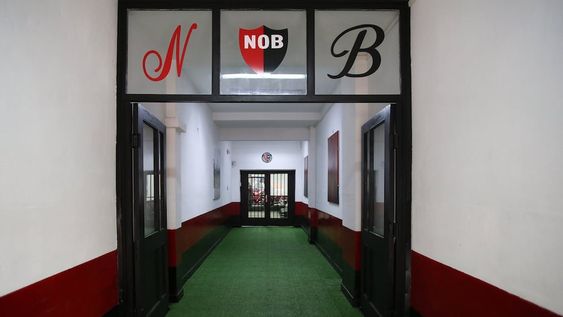 Newells ofreció su colegio a Lionel Messi para sus hijos, con el fin de que juegue con la camiseta de la Lepra rosarina, otra vez. Newells ofreció su colegio a Lionel Messi para sus hijos, con el fin de que juegue con la camiseta de la Lepra rosarina, otra vez.