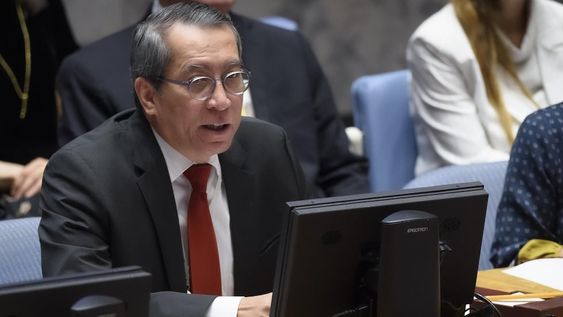 Dian Triansyah Djani, alto representante de Indonesia.