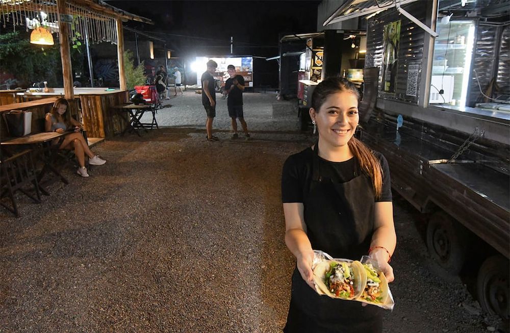 Food Trucks, nuevos espacios fijos, como el de la Avenida Juan B. Justo, apuntalan la dinámica de un sector que cada vez es más rentable. / Foto José Gutiérrez