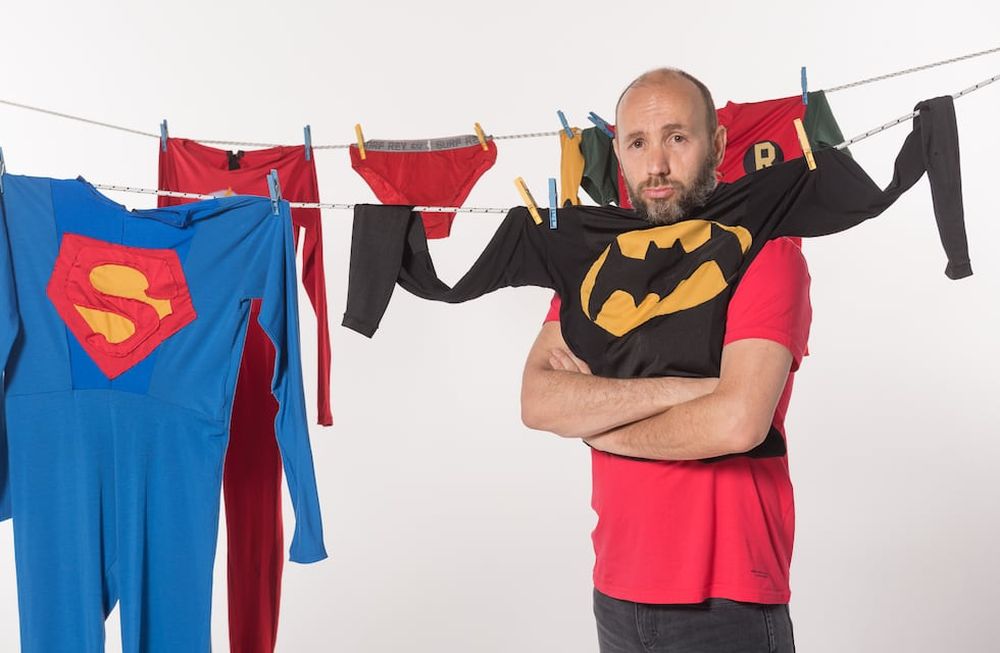 Monólogos Heroicos modo verano: un chapuzón de teatro con el unipersonal de Rodrigo Casavalle