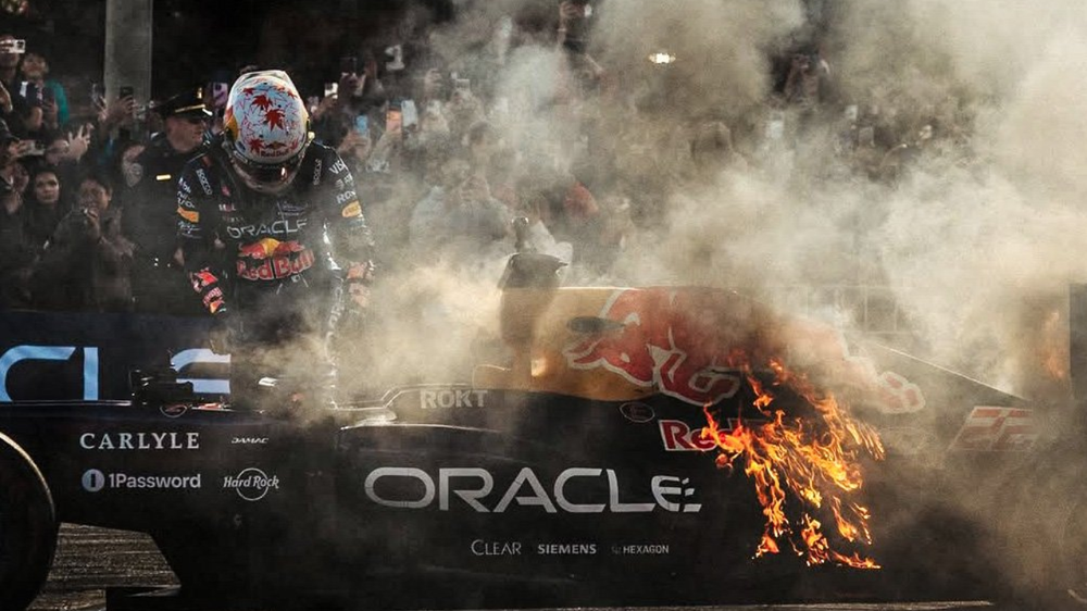 Yuki Tsunoda escapa de un incendio en el histórico Red Bull de Sebastian Vettel durante un show en San Francisco.