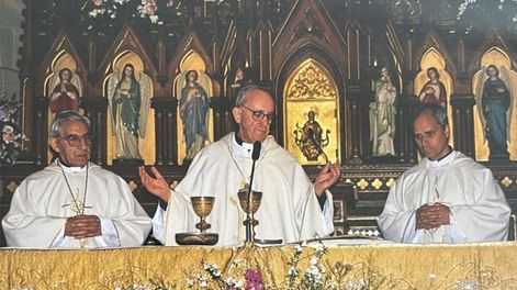 Una foto histórica muestra a Francisco y León XIV juntos, en una iglesia de Recoleta