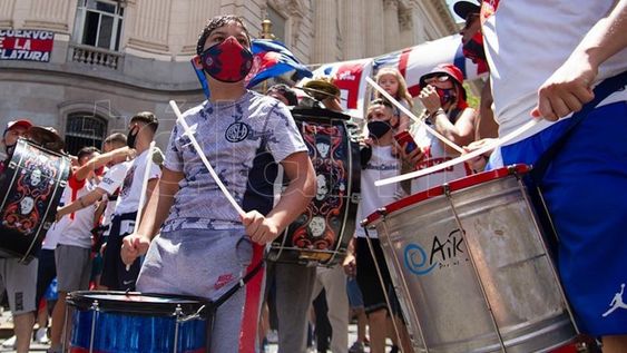 Los hinchas tapizaron con banderas la fachada del Palacio legislativo y también las inmediaciones del lugar por avenida Diagonal Sur./ Gentileza.