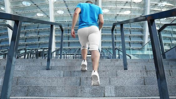 Subir escaleras es como un entrenamiento habitual que fortalece el cuerpo y mejora la resistencia.