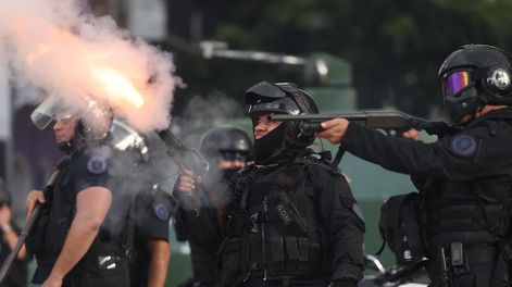 Miembros de la policía argentina enfrentan a manifestantes este miércoles, frente al Congreso de la Nación en Buenos Aires&nbsp;