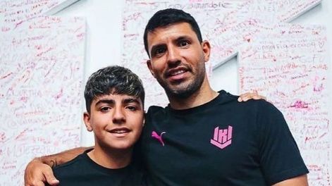 Los Andes | El hijo del Kun eligió entre su padre y Lionel Messi.