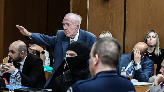Kostas Plevris haciendo el saludo nazi. Foto: Web