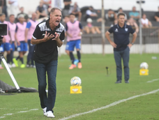 El entrenador del Lobo vivió el partido con mucha intensidad y euforia. Tras el triunfo elogió a sus dirigidos por la actitud para dar vuelta el resultado frente al puntero del campeonato: Vélez. El entrenador del Lobo vivió el partido con mucha intensidad y euforia. Tras el triunfo elogió a sus dirigidos por la actitud para dar vuelta el resultado frente al puntero del campeonato: Vélez.