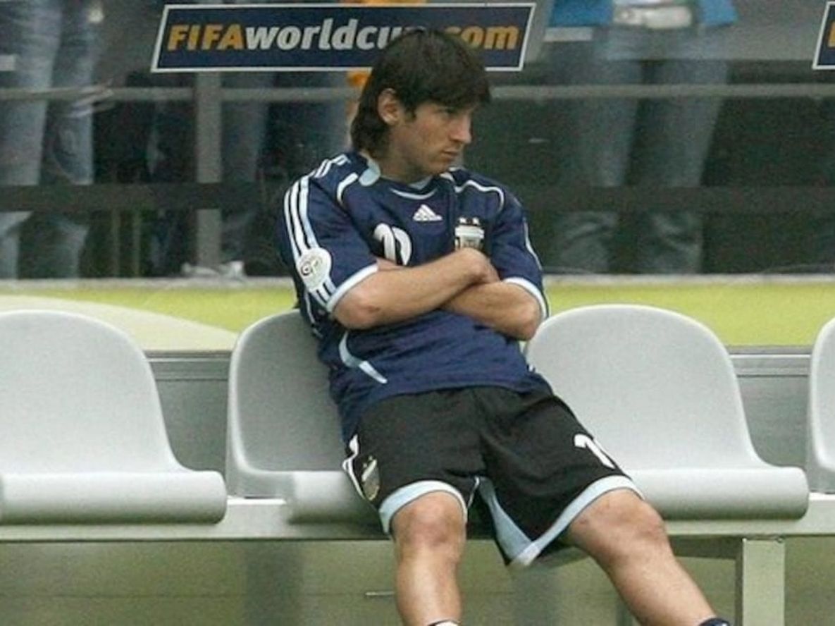 Pekerman decidió no poner a Messi frente a Alemania y la imagen del rosarino en el banco de suplentes recorrió el mundo. / archivo