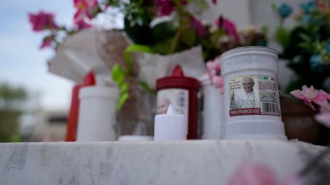 Velas con la imagen del papa Francisco, en la entrada del hospital policlínico universitario Agostino Gemelli en Roma, el 9 de junio de 2023, donde el pontífice se recupera de una operación abdominal. (AP Foto/Alessandra Tarantino)