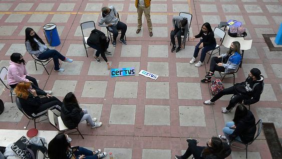 Si continúan los días fríos, se complicará la actividad al aire libre. Ayer, muchos padres se quejaron porque las aulas no tenían la calefacción encendida. Foto: Orlando Pelichotti / Los Andes