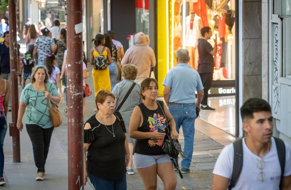 Economia, emmpleados de comercio lograron una nueva recomposición salarial, antes de iniciar con las discusiones paritarias de este nuevo año. /Foto: Ignacio Blanco / Los Andes