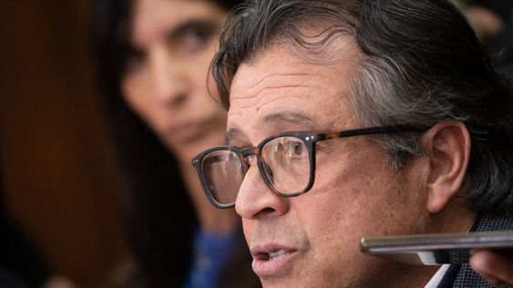 Caso BonarricoEl ministro Victor Ibañez junto a Natacha Eisenchlas dió una conferencia de prensa por el subsidio millonario que el Gobierno le había otorgado al pastor Bonarrico.Foto: Ignacio Blanco / Los Andes