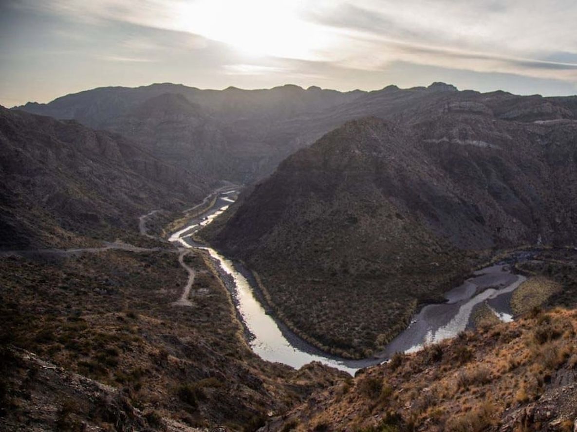 La principal novedad que mencionó el gobernador fue un acuerdo que permitirá recuperar el doble de la inversión de El Baqueano para concretar otros proyectos hidroeléctricos