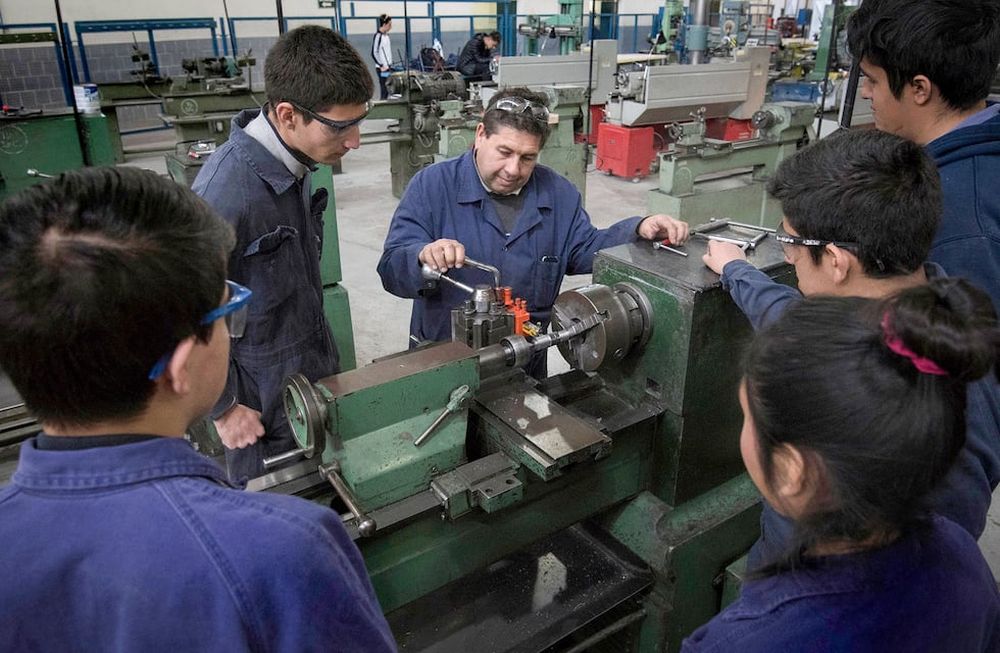La escuela técnica de Mendoza presentó mayor cantidad de alumnos desconectados durante el primer semestre, en comparación a la escuela orientada. / Orlando Pelichotti
