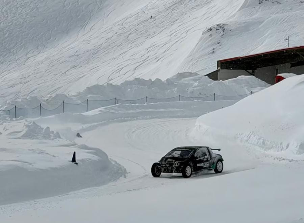 Después de completar su trabajo con los primeros ensayos de pretemporada en la F1 con Alpine, Colapinto aceptó un desafío extremo en la nieve.