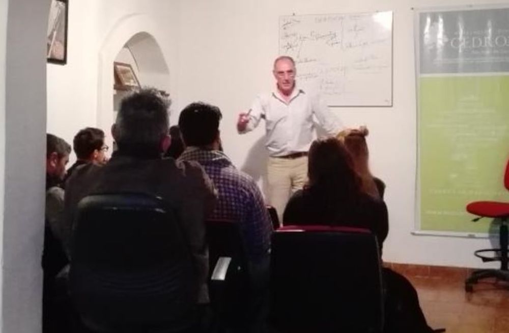 Giaquinta fue la persona que, previo a la acción violenta del lunes, invitó al grupo de entre 50 y 80 personas que llegó para repudiar la muestra