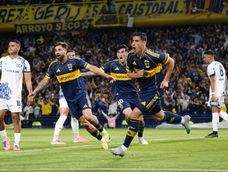 Miguel Merentiel inicia la loca carrera del festejo por el primer gol, ese que marcó el camino a la quinta victoria consecutiva de Boca.&nbsp;