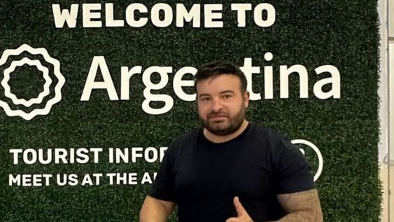 Conocido influencer prometió que si ganaba Milei volvía al país y cumplió: qué hará en Argentina