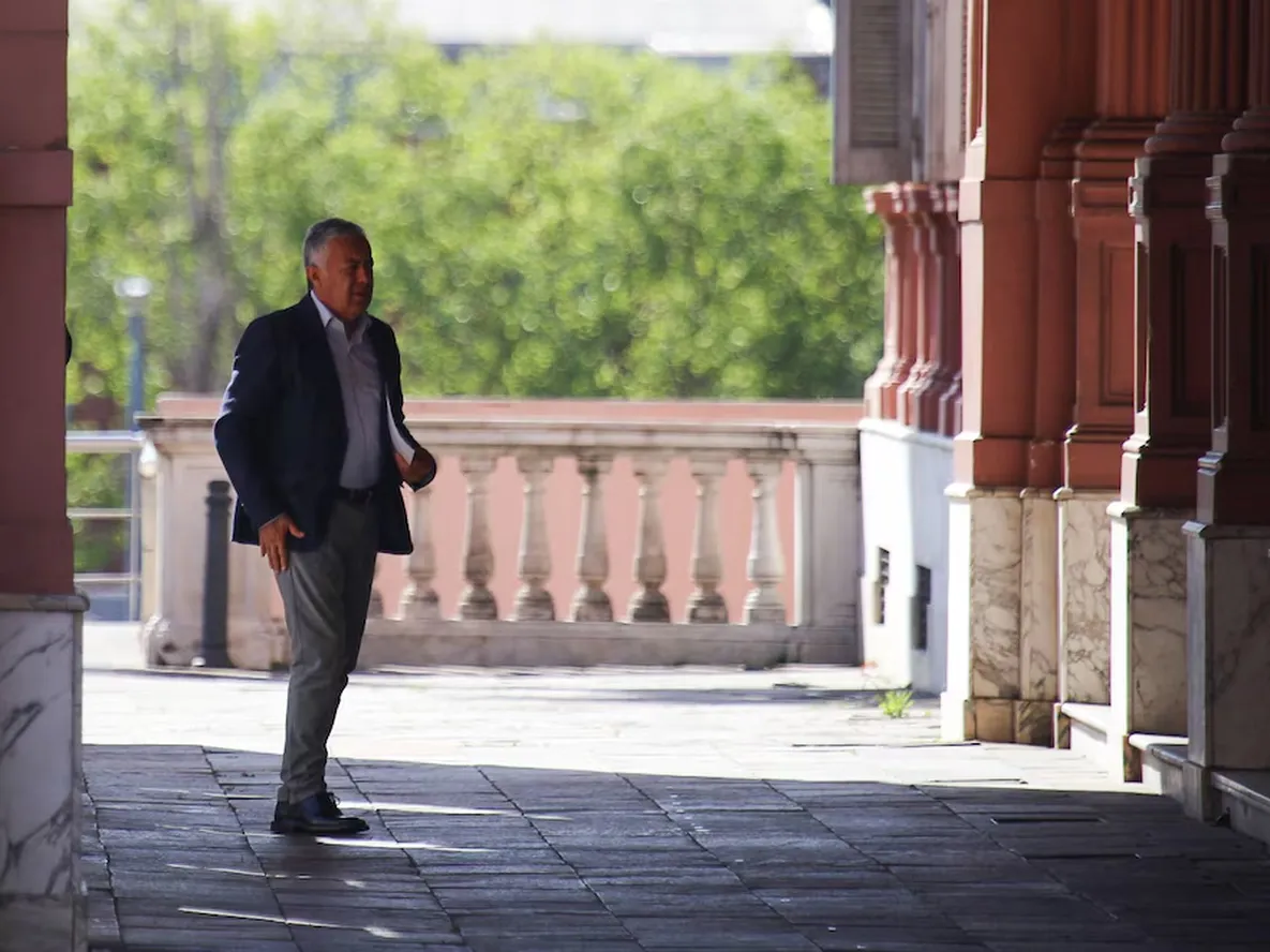 El gobernador Alfredo Cornejo ingresando a la Casa Rosada.
