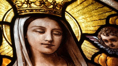 Vitral del Camarín de la Virgen de María Auxiliadora de Rodeo del Medio en Maipú, realizado por el artista español Antonio Estruch. / Foto. Los Andes