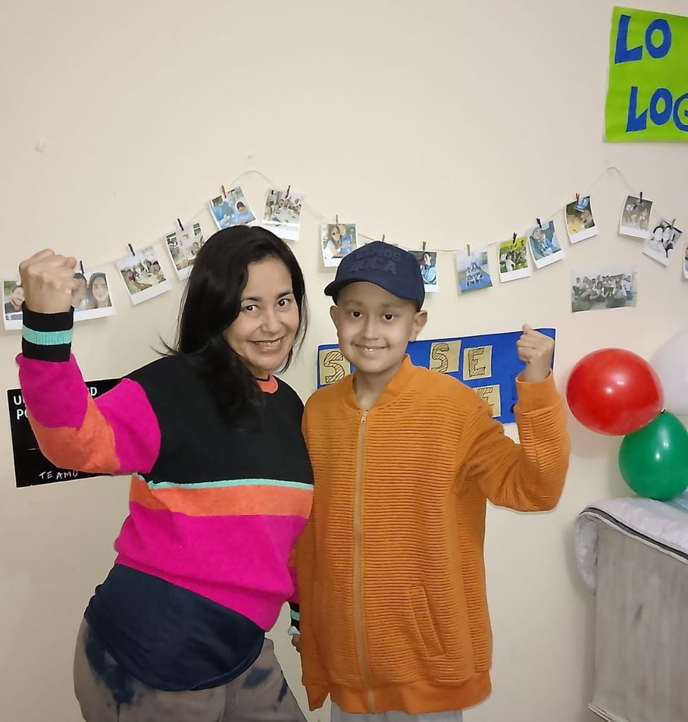 Romeo y su mamá celebran el alta ambulatoria con los brazos en alto. Un gesto que simboliza la fuerza con la que enfrentaron el proceso, acompañados por una red inmensa de afectos.