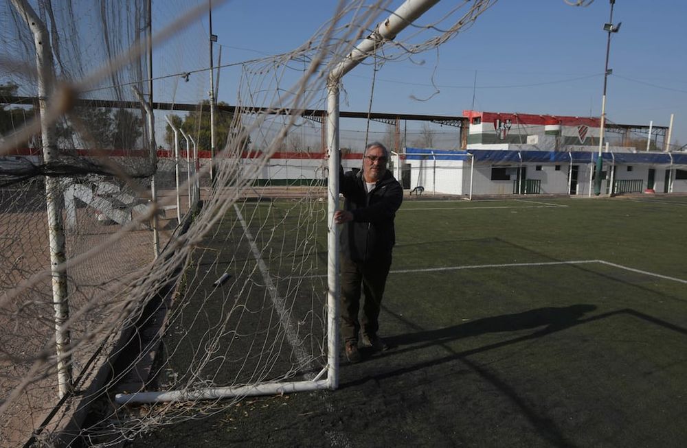David Rubén Berbel muestra las instalaciones del club Deportivo y Social Guaymallén. Durante su gestión, entre otras cosas, se hizo el riego por aspersión del Alastra, se iluminó la cancha de hockey sobre patines, el camping y el polideportivo con luz solar, y se colocaron circuitos cerrados de televisión en el camping, la cancha y el gimnasio. José Gutiérrez / Los Andes.