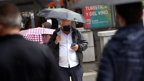 Parece que el mendocino se transforma cuando hay lluvia. Según el tweet, estas son las características del mendocino cuando llueve.