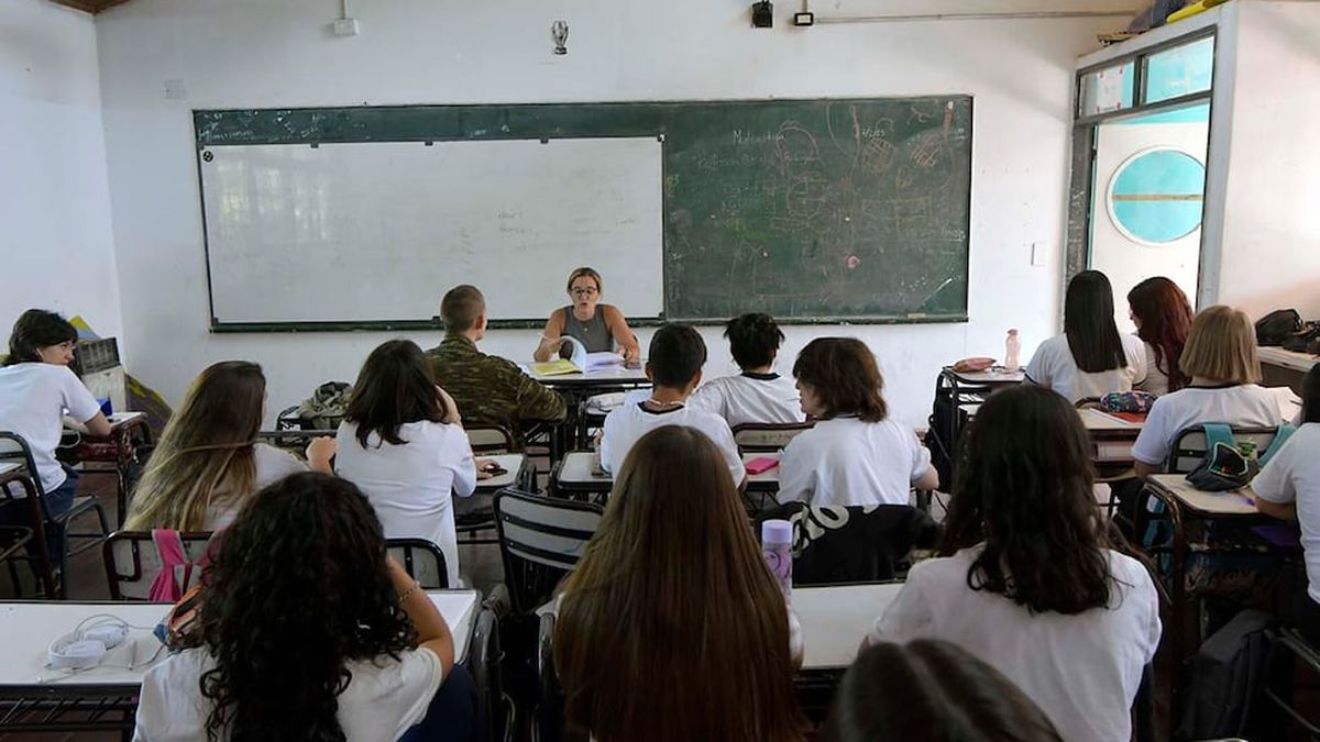 Cambio de la DGE: alumnos del secundario solo podrán pasar de año con 2 materias previas