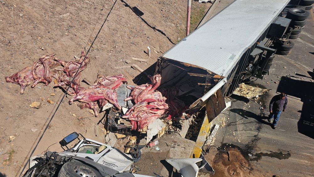 Camión desbarrancó en el Acceso Este y cayó sobre Cañadita Alegre.