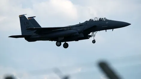 Un avión de combate F-15E de la Fuerza Aérea de Estados Unidos despegando&nbsp;