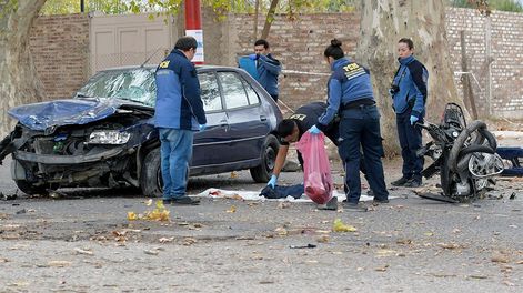 Los Andes | El accidente se produjo  en la esquina de Olascoaga y Moyano -a una cuadra de la cancha de Huracán Las Heras- con el saldo de dos muertosFoto:  Orlando Pelichotti