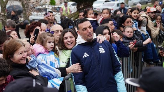 Lionel Scaloni, rodeado de vecinos y fanáticos en su casa de Pujato