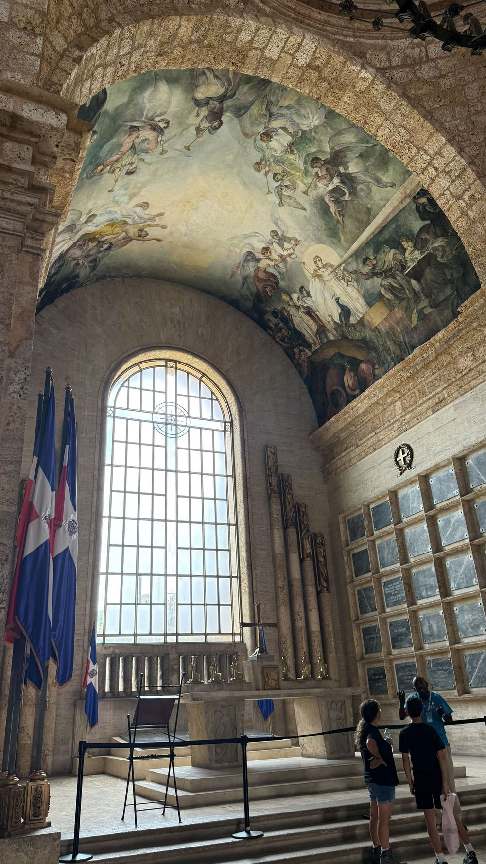 El edificio guarda los restos de figuras históricas dominicanas y mantiene una llama eterna en homenaje nacional.