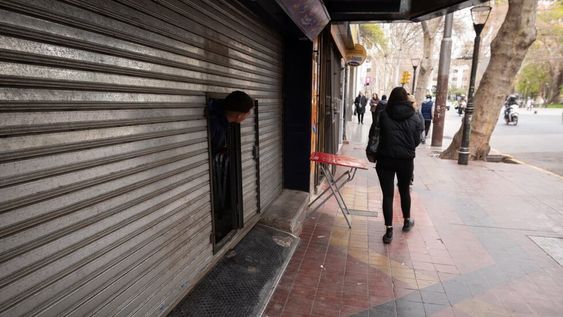 Presos del pánico: comerciantes del centro cerraron sus puertas por cadenas de WhatsApp sobre supuestos saqueosInvadidos por el temor y la paranoia, dueños y encargados de negocios y cadenas de electrodomésticos del centro mendocino bajaron sus persianas antes de las 13. Cadenas de WhatsApp habían alertado por posibles saqueos en el lugar, y desde el Gobierno indicaron que los mensajes son falsos.Foto: Ignacio Blanco / Los Andes